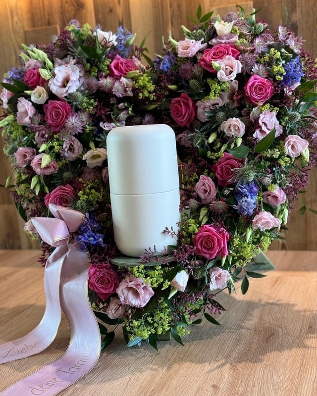 Funeral flowers Freistadt – heart-shaped wreath of white blooms and evergreen by Blütenwerk